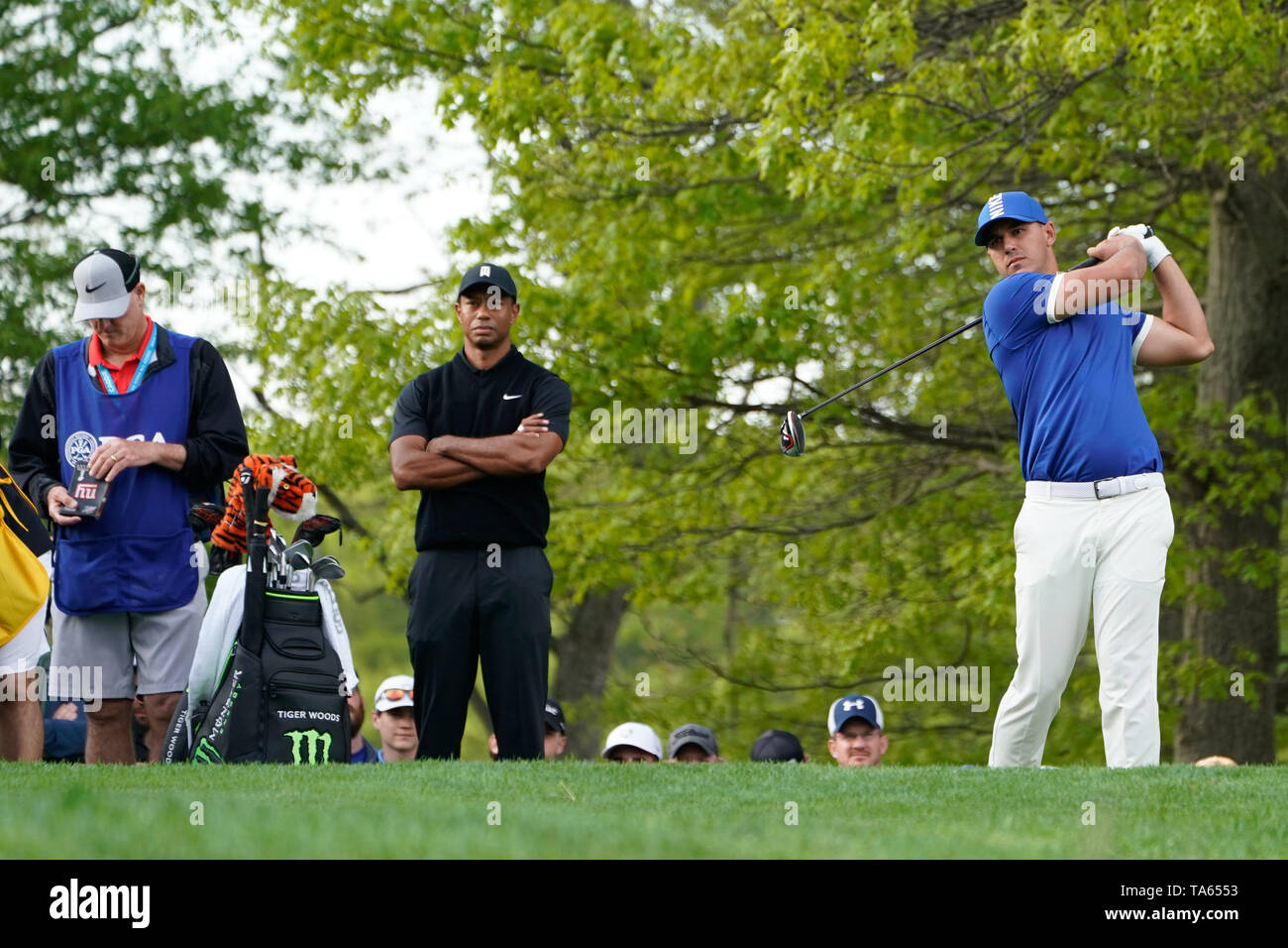 Bethpage, New York, USA. 17 Mai, 2019. (L - R) Joe LaCava, Tiger Woods und Bäche Koepka auf der 18-t-stück in der zweiten Runde der 101 PGA Meisterschaft am Bethpage Black. Credit: Debby Wong/ZUMA Draht/Alamy leben Nachrichten Stockfoto