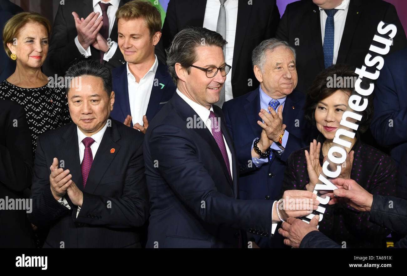 22. Mai 2019, Sachsen, Leipzig: Gloria Hutt Hessen, Minister für Verkehr in Chile, Li Xiaopeng, Minister für Verkehr, China, Nico Rosberg, Formel 1-Fahrer, Andreas Scheuer (CSU), Bundesminister für Verkehr, Jean Todt, Präsident des Automobilweltverbandes FIA, und Elaine L. Chao, Minister für Verkehr der USA, wird an der International Transport Forum in Leipzig Hauptbahnhof treffen. Rund 1300 Wissenschaftler und Politiker aus 70 Ländern wird die Mobilität der Zukunft an der International Transport Forum diskutieren. In diesem Jahr, die dreitägige Konferenz wird sich auf die Konzepte tha Stockfoto