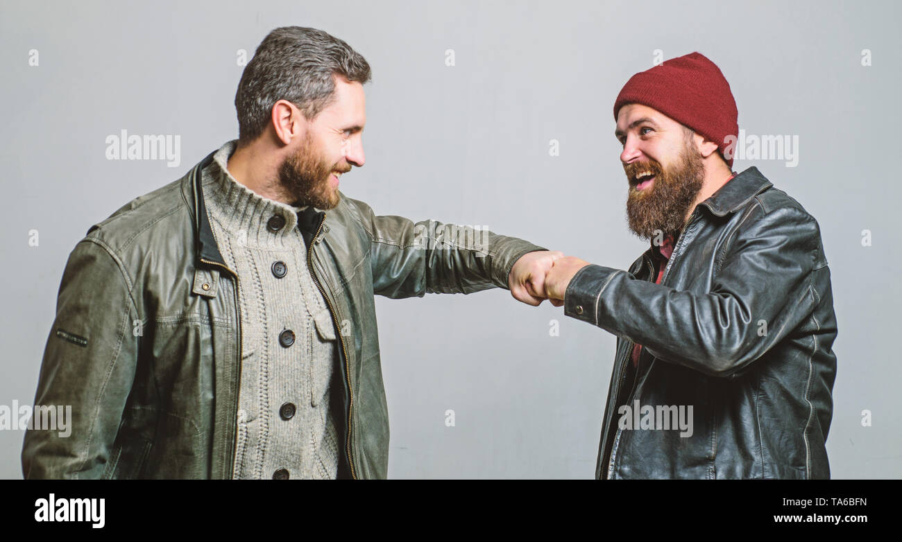 Echte Freundschaft reifen Freunde. Männliche Freundschaft Konzept. Brutale bärtigen Männern Leder Jacken tragen. Echte Männer und der Brüderlichkeit. Freunde froh einander sehen. Freundschaftliche Beziehungen. Die Freundschaft der brutalen Kerle. Stockfoto