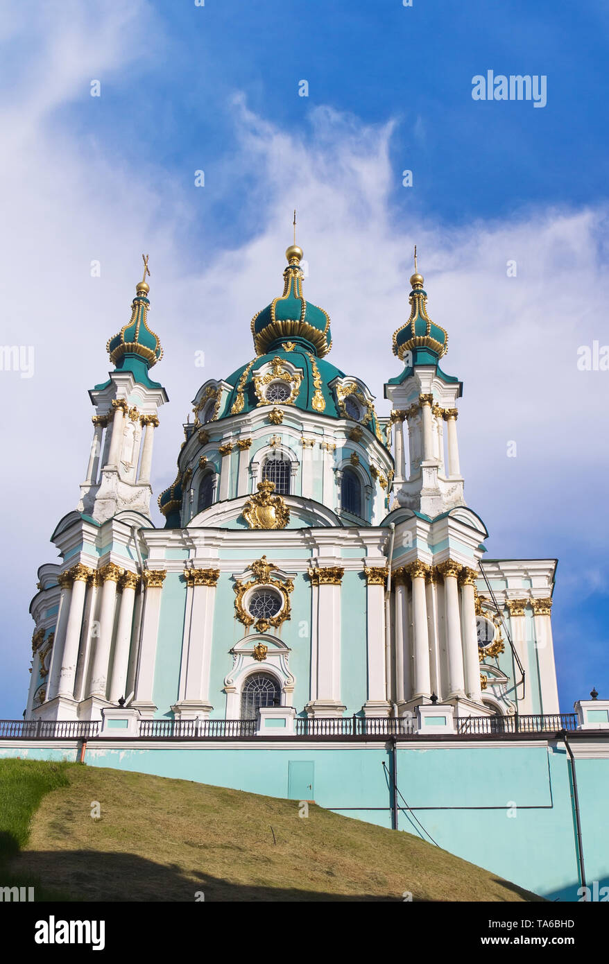 Die berühmten ukrainischen Autokephalen Orthodoxen Saint Andrew's Church (Andreevskaya) von Rastrelli im Barock, Aussicht im Sommer, Kiew, Ukraine Stockfoto