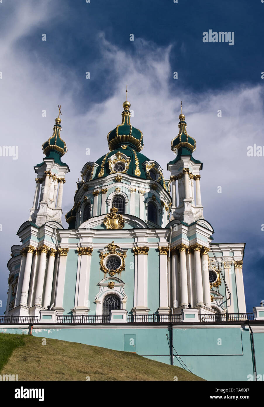 Die berühmten ukrainischen Autokephalen Orthodoxen Saint Andrew's Church (Andreevskaya) von Rastrelli im Barock, Aussicht im Sommer, Kiew, Ukraine Stockfoto