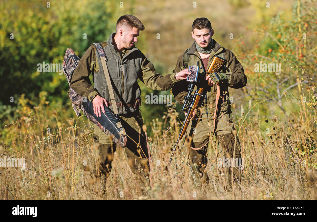 Die Freundschaft der Männer Jäger. Uniform Mode. Die Streitkräfte. Camouflage. Jagd Fähigkeiten und Waffen Ausrüstung. Wie schalten Sie die Jagd in Hobby. Mann Jäger mit Gewehr Pistole. Boot Camp. Für den Erfolg. Stockfoto
