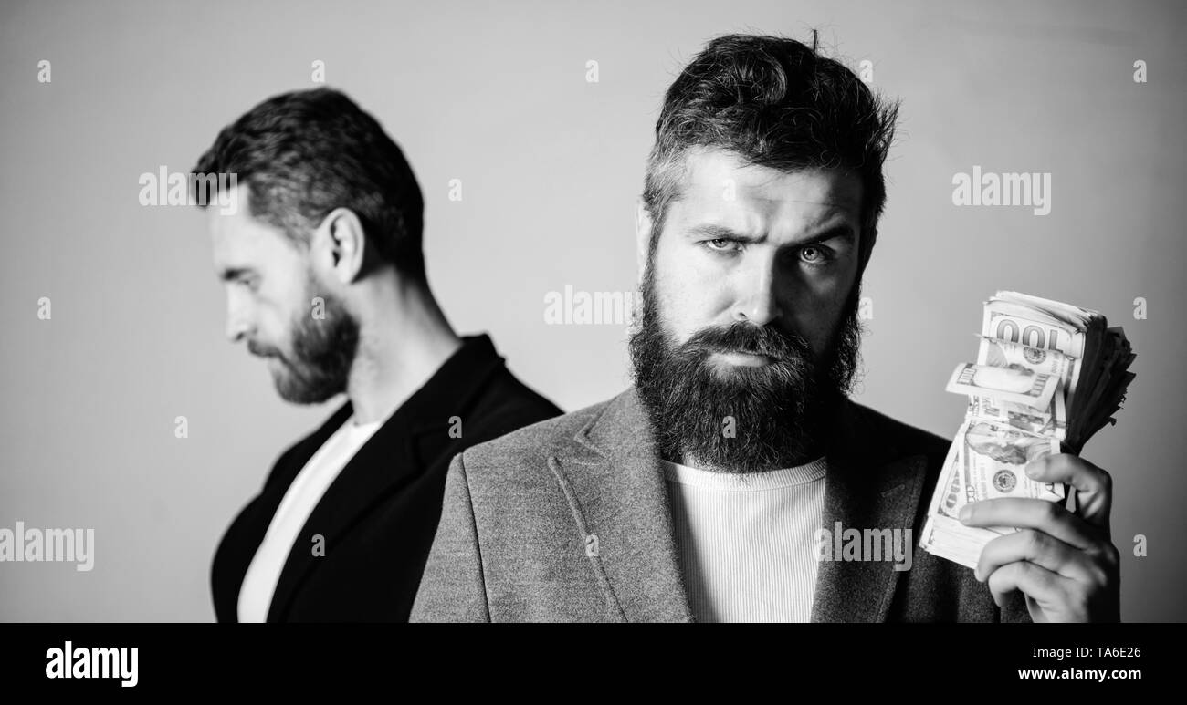 Betrug und Täuschung. Man bärtige Betrüger halten Sie bares Geld beim Opfer traurige Hintergrund abheben. Während niemand beobachten. Wie erkennen scam und schützen Sie sich. Unehrlich. Betrug und Betrugsbekämpfung Konzept. Stockfoto
