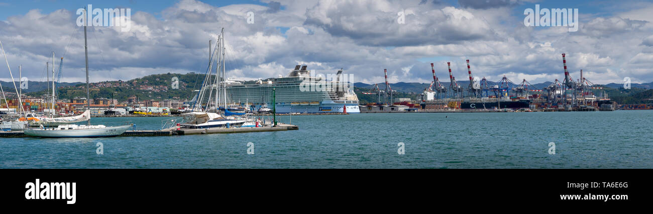 Der Hafen und die Docks, Panorama, La Spezia, Ligurien, Italien. Mit Ladebäumen, Kreuzfahrtschiffe und Yachten. Foto Mai 2019. Stockfoto