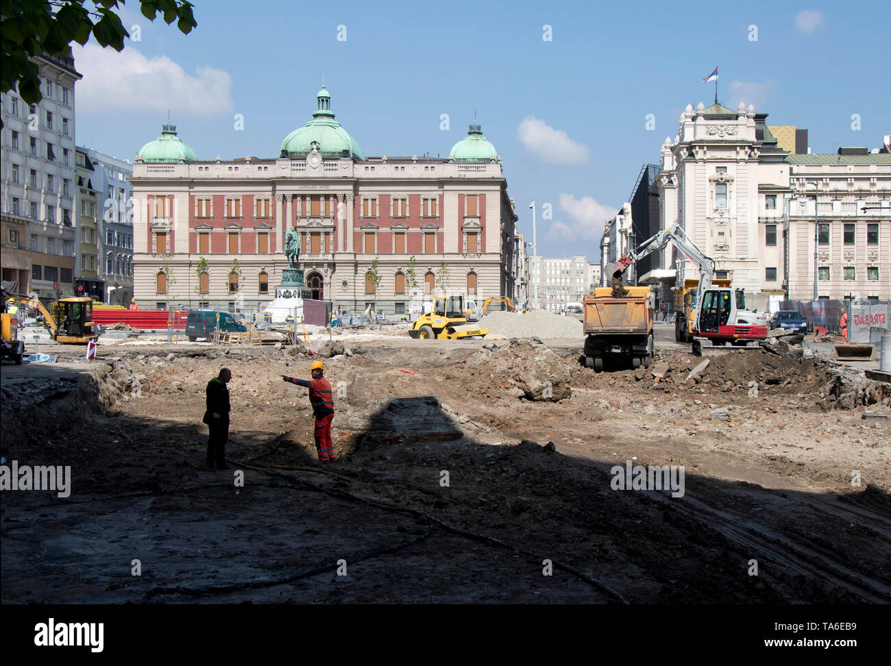 Belgrad, Serbien - 18. April 2019: Maschinen und Menschen arbeiten auf der Baustelle auf dem Platz der Republik, die öffentlichen Debatten verursacht Stockfoto