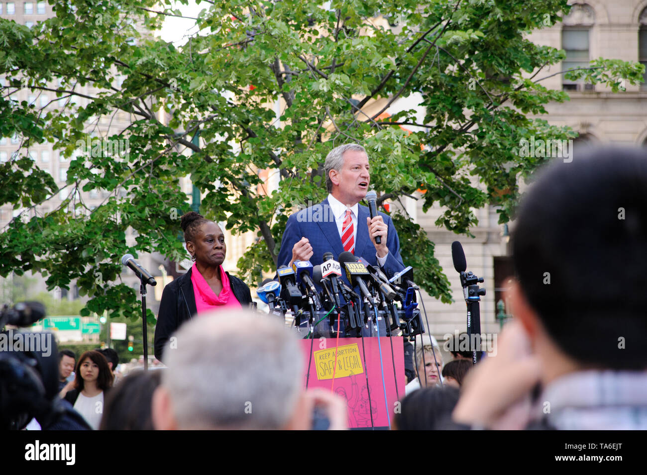 Präsidentschaftskandidat und New York City Bürgermeister Bill De Blasio spricht an einer Haltestelle die reproduktive die Verbote, die Rechte der Frauen Rally in Foley Square, Manhattan. Stockfoto