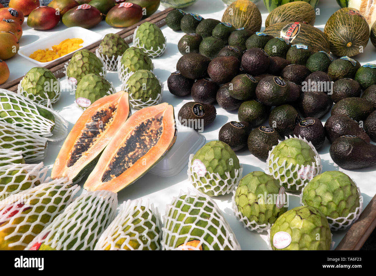 Vigo, Spanien; 05.Mai 2019: Frische tropische Früchte zum Verkauf an Farmers Market Stockfoto