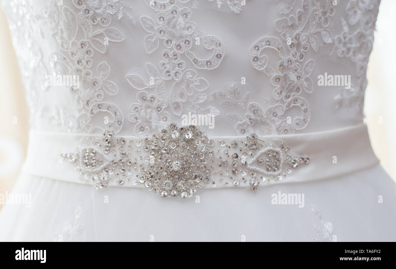 Schönen weißen Hintergrund der Hochzeit Kleider mit Stickereien und Ornamente Stockfoto