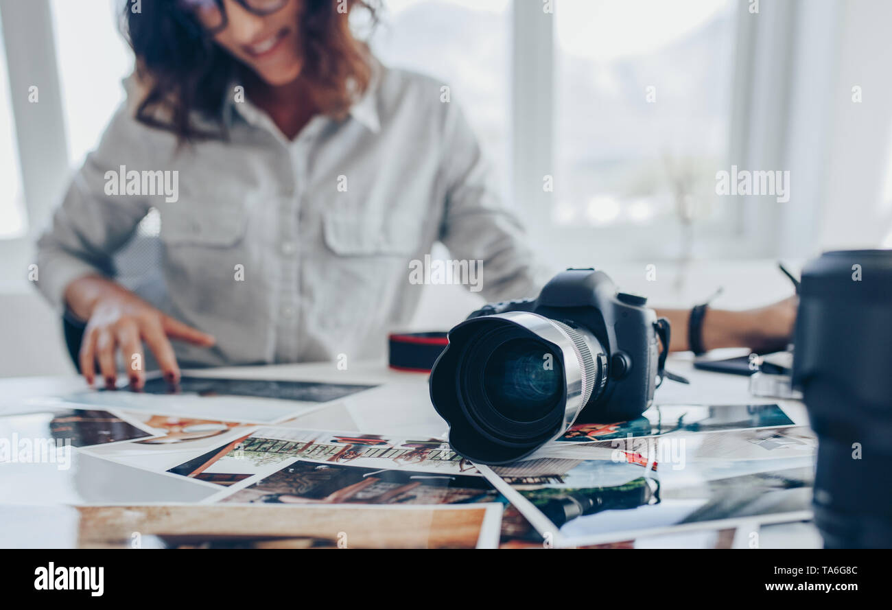 Weibliche Künstler arbeiten an Zeichnung Pad im Büro Schreibtisch bei Bild druckt. Junge Frau Retusche Bilder. Stockfoto