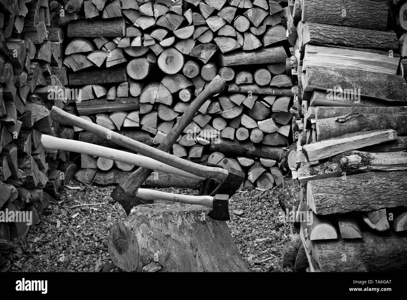 Eine alte ax mit Feuer Holz Stockfoto