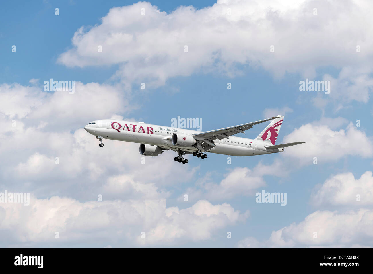 München, Deutschland - 02. 2019: Qatar Airways Boeing 777-3 DZ mit dem Flugzeug Registrierung einen 7-BEK in der Annäherung an die südliche Start- und Landebahn 26L des Stockfoto