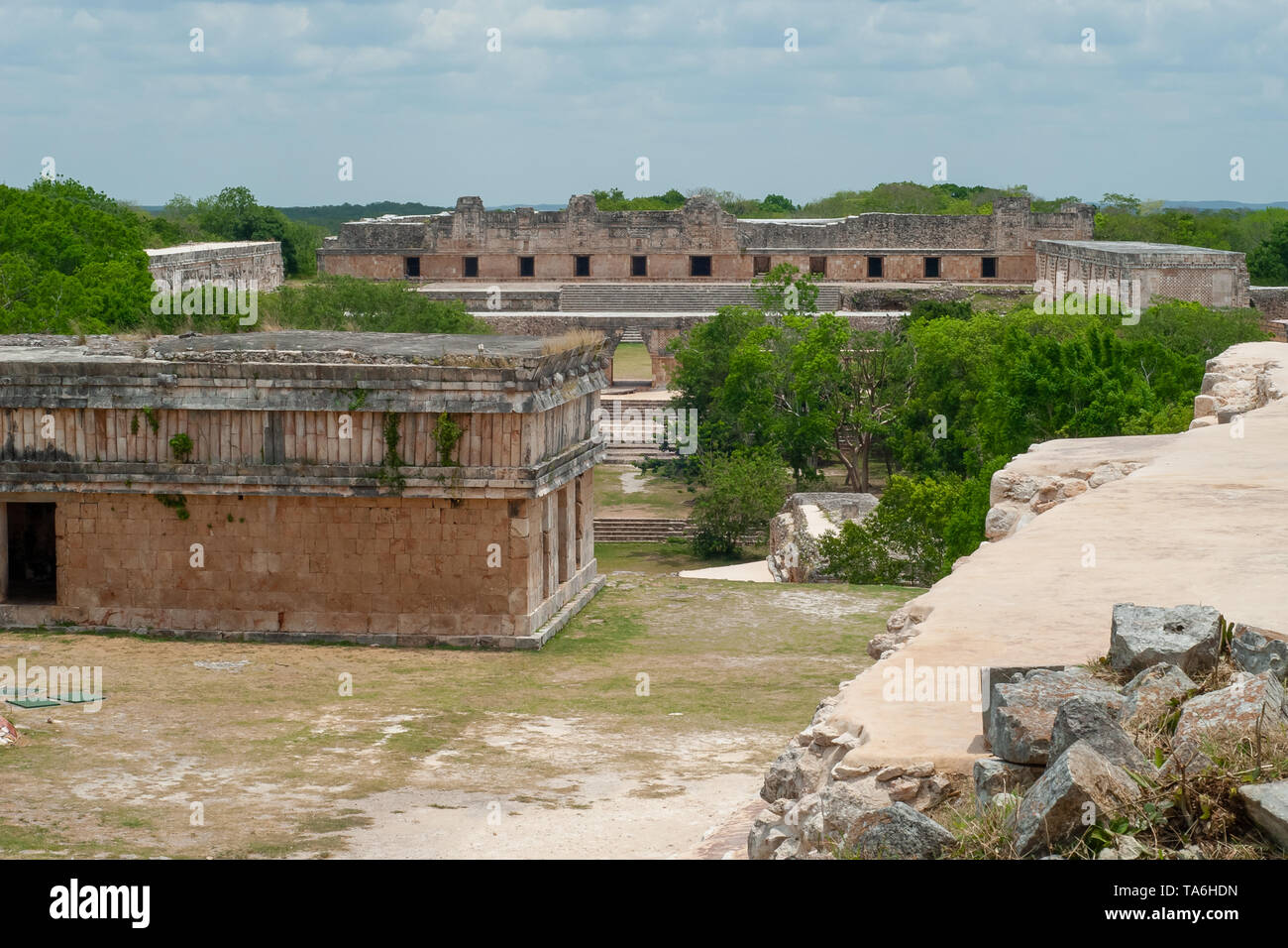 Maya Ruinen, mit Tempeln und Wohnungen, in den archäologischen Stätten von Uxmal, in der mexikanischen Halbinsel Yucatan Stockfoto