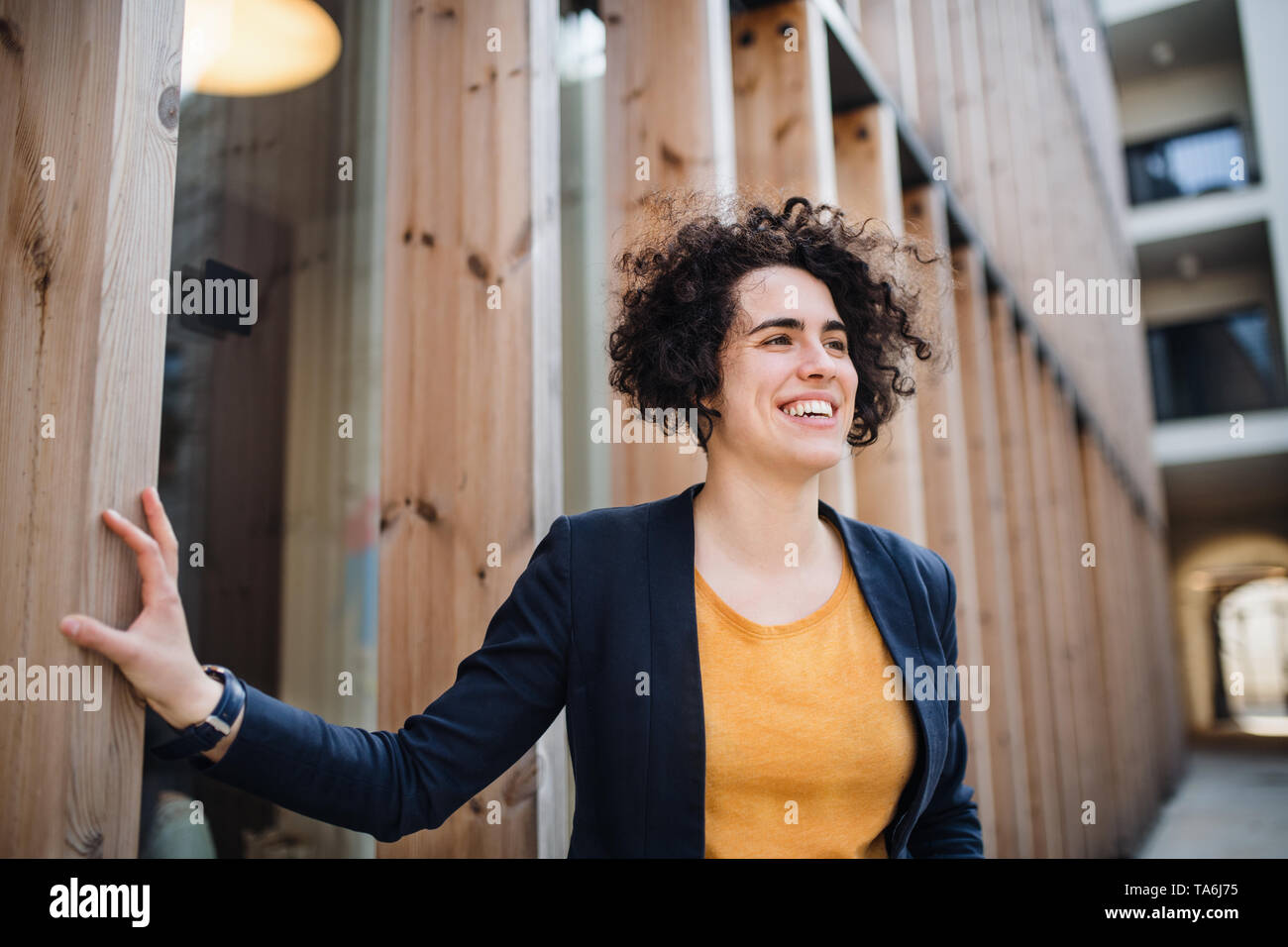 Eine glückliche junge geschäftsfrau im Freien stehen, ruht. Stockfoto