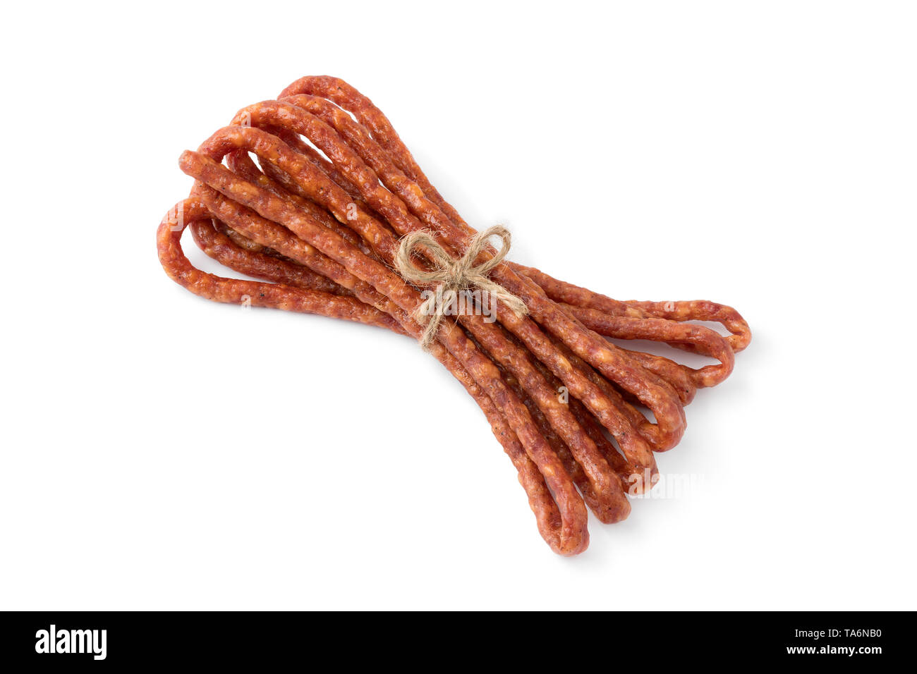 Polnische thin Kabanosy Wurst aus Schweinefleisch schließen bis auf weißem Hintergrund Stockfoto