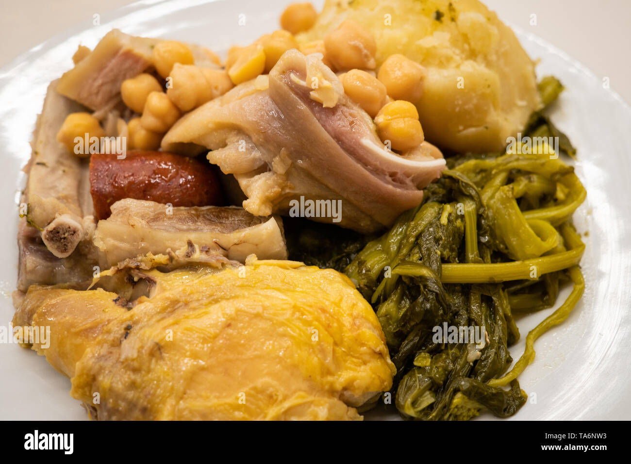 Galizische Eintopf. Cocido gallego Gericht. Typisches Gericht von Galicien, Spanien Stockfoto