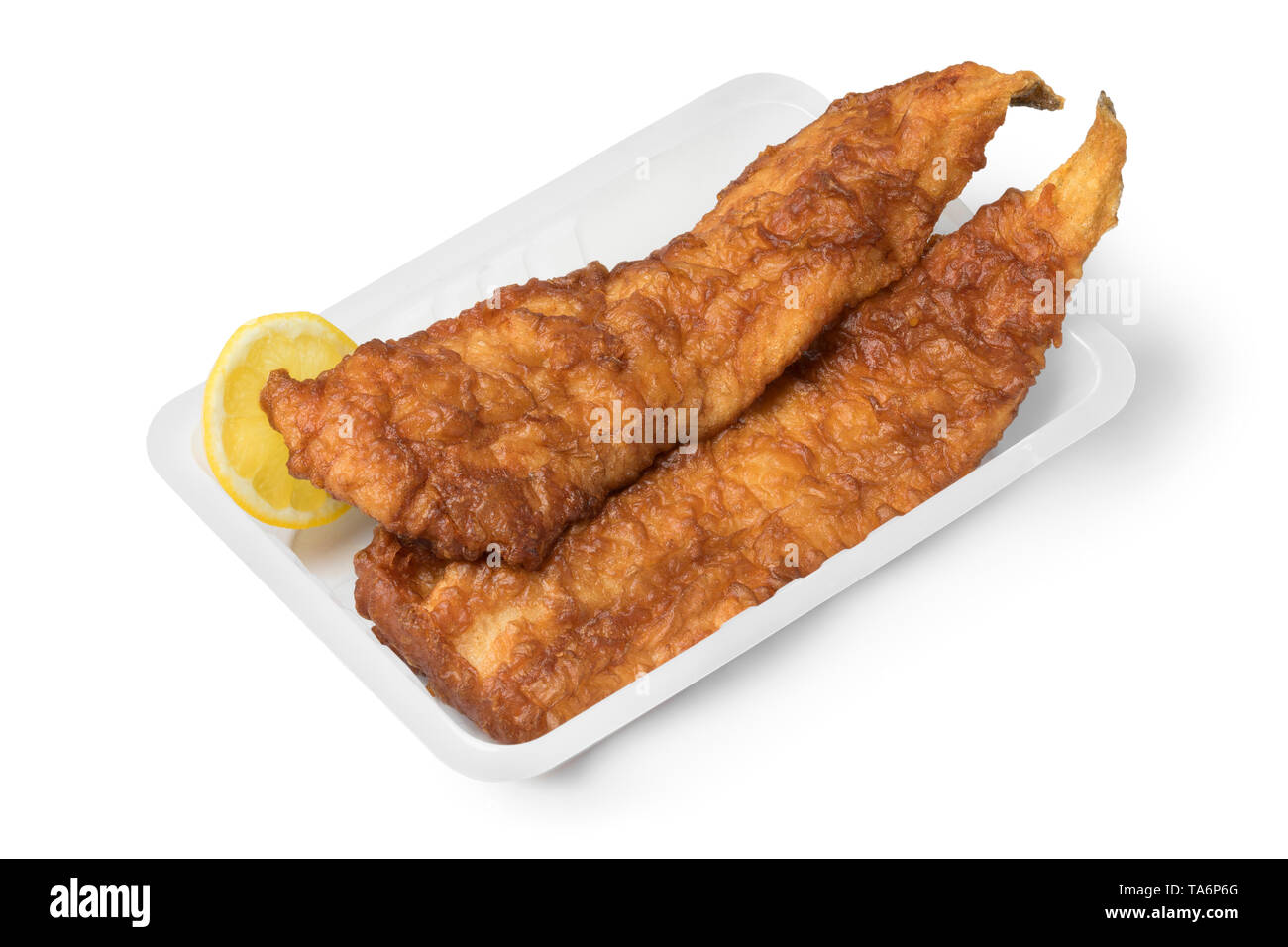 Frittierter Fisch Filet, genannt lekcurbek in Niederländisch, serviert in einer Plastikschüssel auf weißem Hintergrund Stockfoto