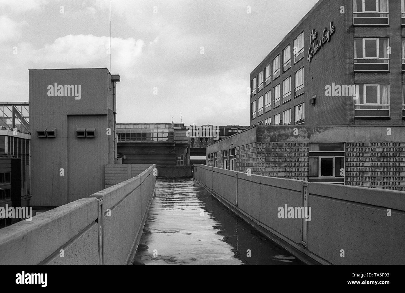 Schwarz & Weiß Archiv Bild des Zentrums von Cumbernauld Neue Stadt, April 1977. Der goldene Adler Hotel auf der rechten Seite wurde kurz danach abgerissen. Stockfoto