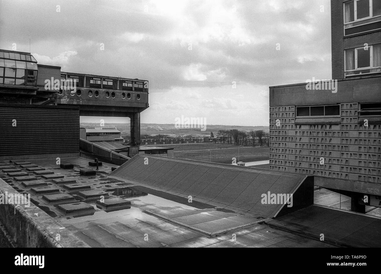 Schwarz & Weiß Archiv Bild der Blick auf die umliegende Landschaft von Zentrum von Cumbernauld Neue Stadt, April 1977. Stockfoto