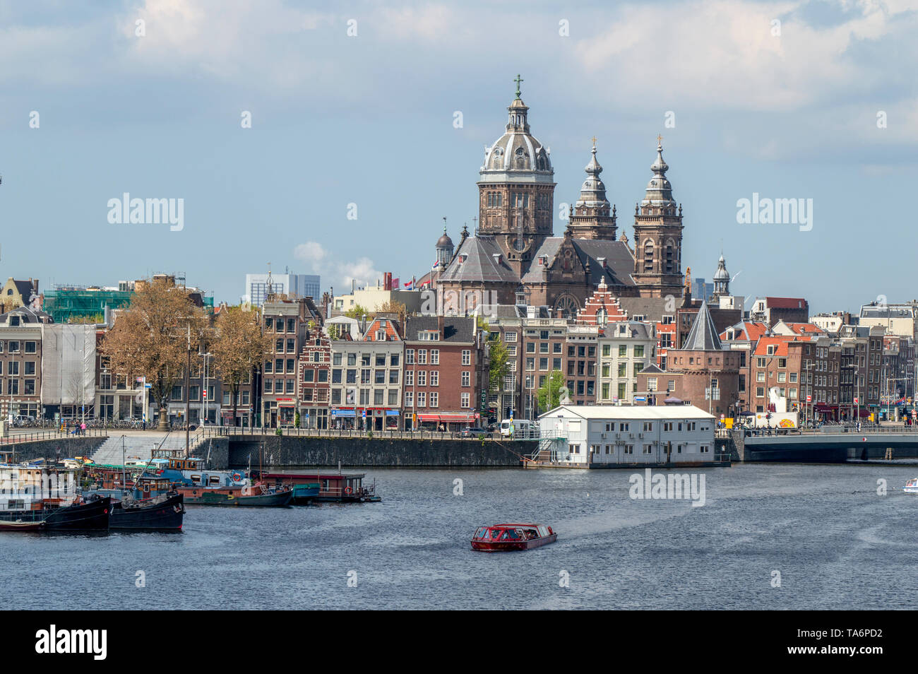 Blick auf die oosterdok in Amsterdam Die Niederlande 2019 Stockfoto