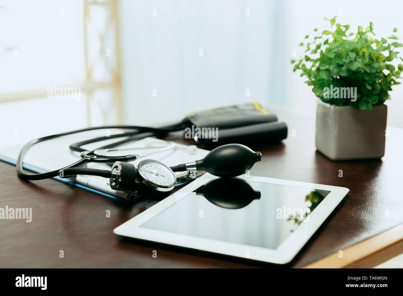 Medizinische Instrumente oder Servicetermin wünschen für die Kontrolle von Blutdruck und ein Herz schlagen. Innenraum des Kabinetts von dem Arzt oder einer Tabelle. Konzept der Medizin, zu heilen Stockfoto