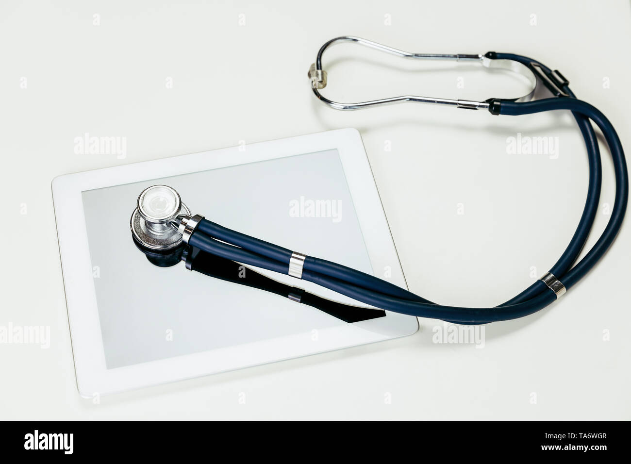 Medizinische Instrumente oder Servicetermin wünschen für die Kontrolle von Blutdruck und ein Herz schlagen. Innenraum des Kabinetts von dem Arzt oder einer Tabelle. Konzept der Medizin, zu heilen Stockfoto