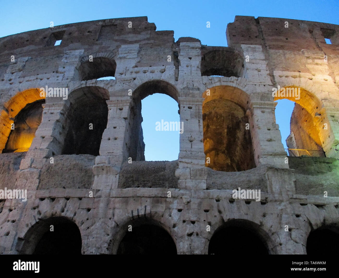 Fragment des Kolosseum Fassade (Flavischen Amphitheater) in Rom, Latium, Italien. Das Kolosseum ist das Wahrzeichen der Stadt und Symbol der Rom. Stockfoto