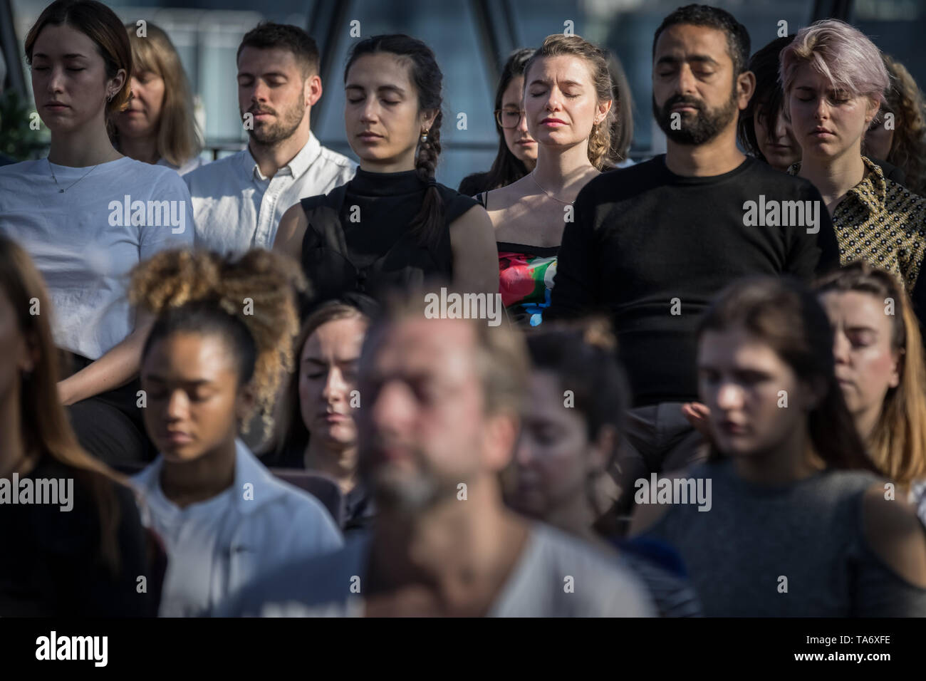 World Meditation Tag durchgeführt, an der Spitze der Gherkin Gebäude führte durch Meditation Guru wird Williams. London, Großbritannien. Stockfoto