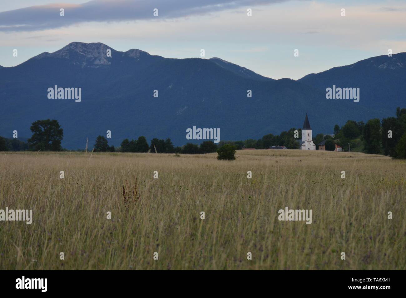 Die malerische Landschaft in der Lika, kleine Dorf unter Velebit im Sonnenuntergang Stockfoto