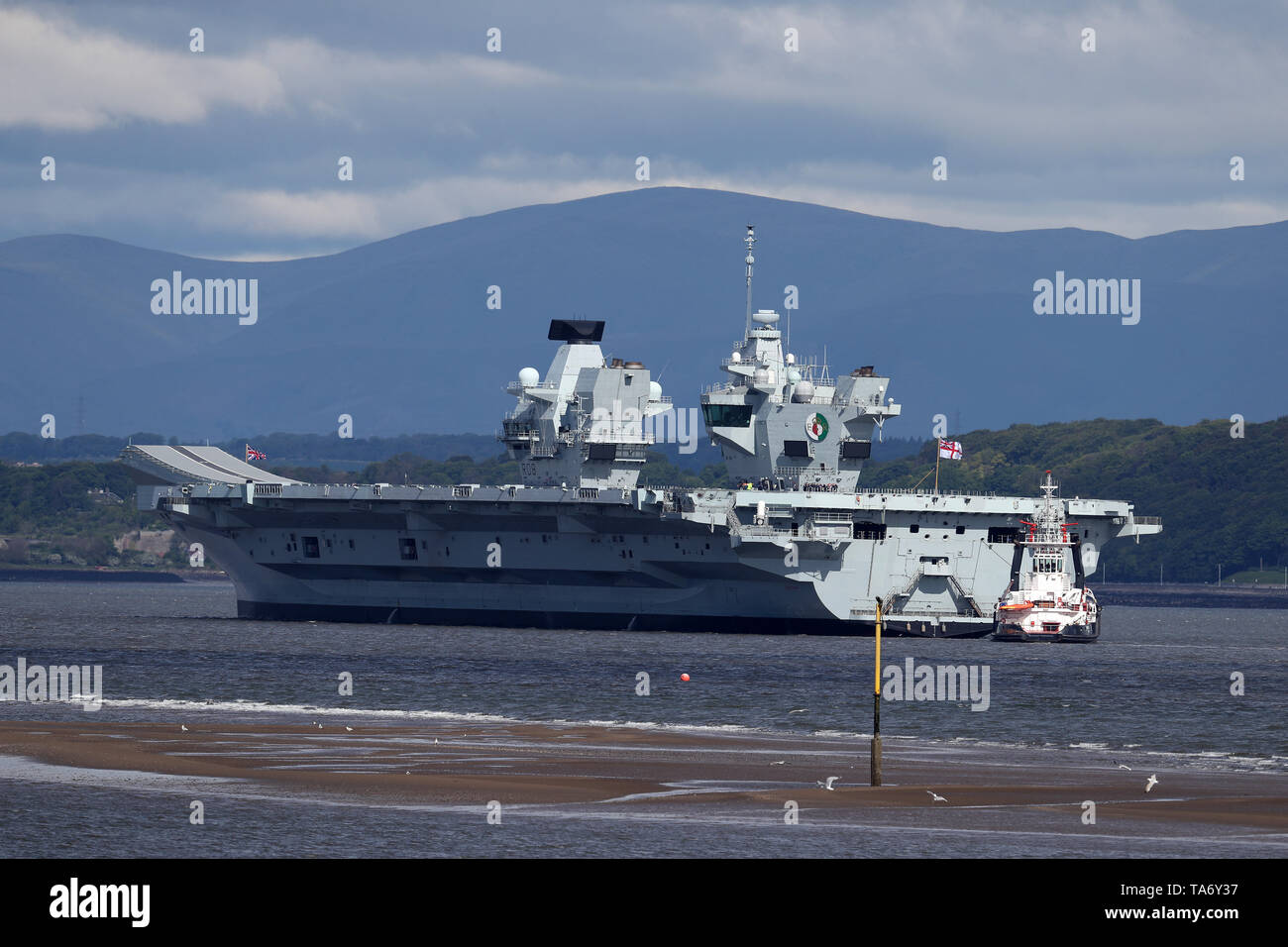 Die Queen Elizabeth Flugzeugträger sitzt in der Erhabene nach Rosyth Werften nach Wartung. Stockfoto