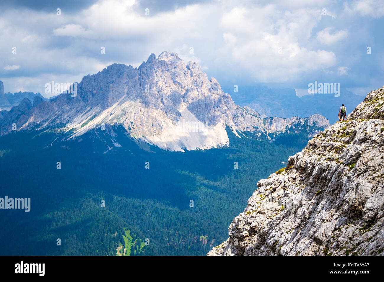 Dolomiten, Italien - 20 August 2018: Rock Traverse mit Blick auf Monte Cristallo an einem hellen und warmen Tag im Sommer. Panoramablick über g Stockfoto