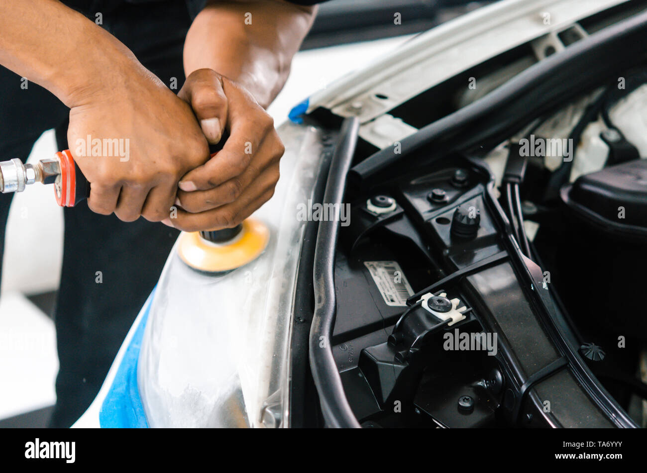 Auto Scheinwerfer reinigen mit Power Puffer. Stockfoto