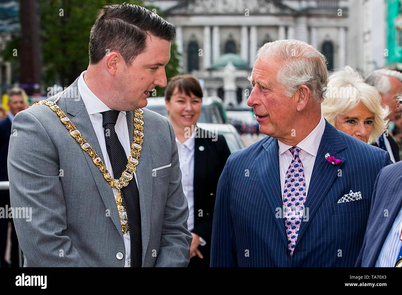 Der Prinz von Wales im Gespräch mit dem neuen Oberbürgermeister von Belfast John Finucane bei einem Besuch der Bank Gebäude in Belfast, wo ein Brand in einem Primark Store im August 2018 brach, fast verursacht das ikonische Struktur zu reduzieren. Stockfoto