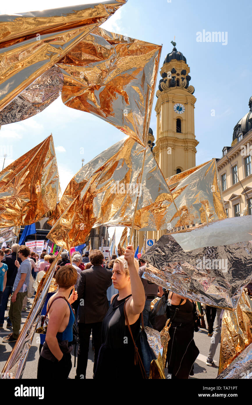 Unite & Shine gold Folie Fahnen und Unterstützer von Die Klasse/den Vielen auf der Pro EU ein Europa für alle Rally in München Deutschland 19. Mai 2019 Stockfoto