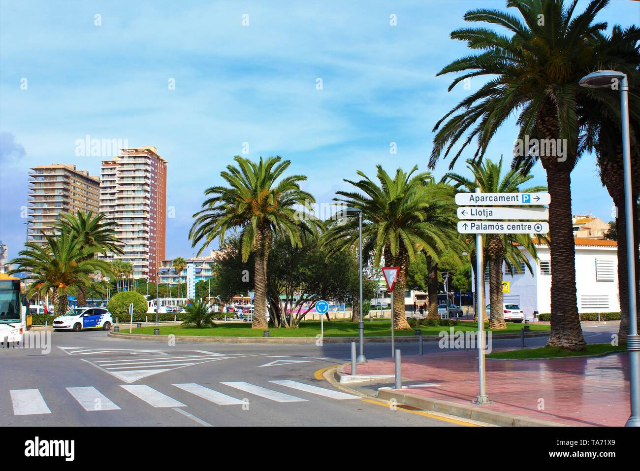 Costa Brava, Spanien - 26. Oktober 2018: Polizei auf Patrouille in den Straßen rund um den Hafen von Palamos nach der Ankunft eines Kreuzfahrtschiffes. Stockfoto