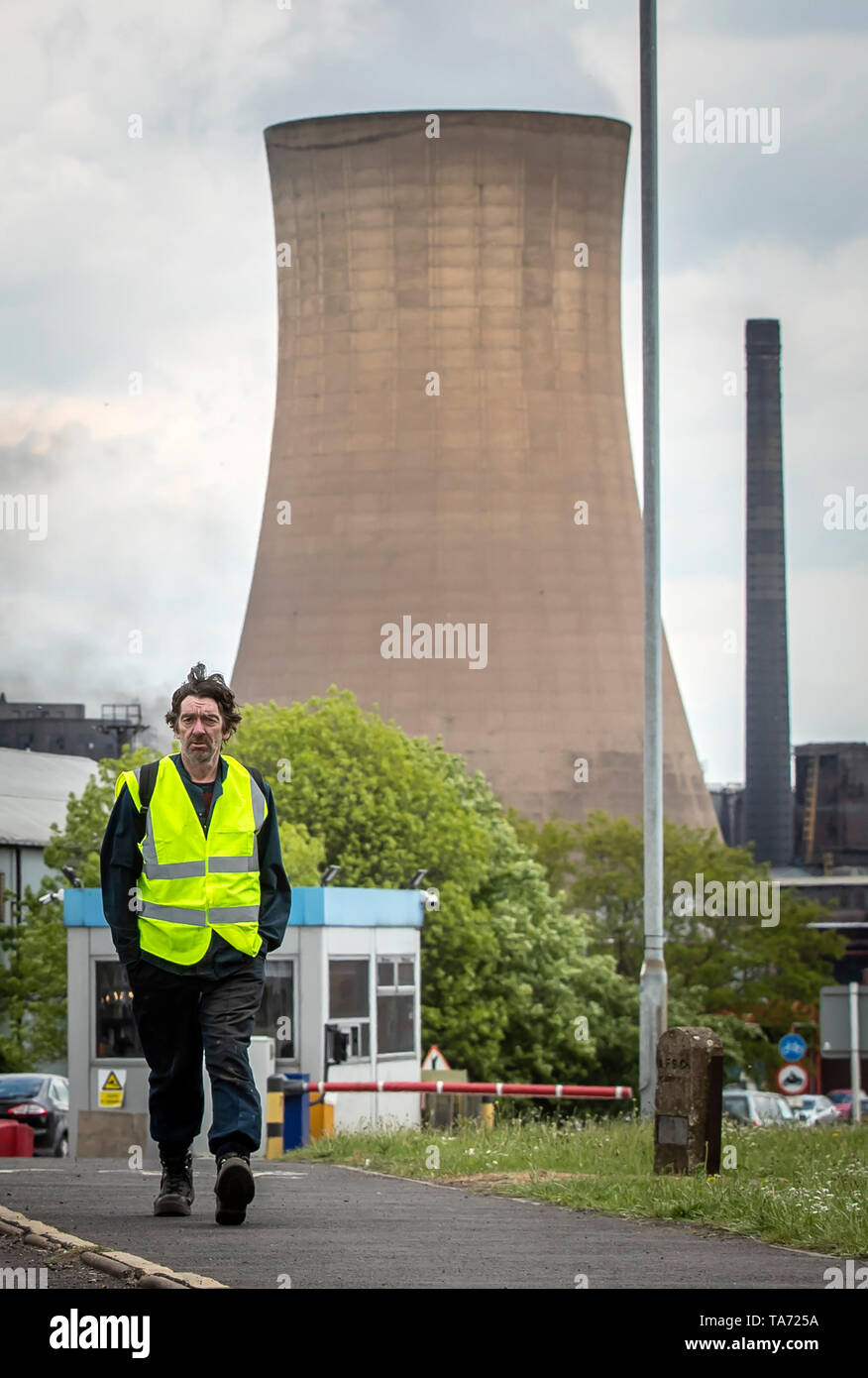 Arbeitnehmer lassen sich die Stahlwerke in Scunthorpe nach einem Schichtwechsel als Eigentümer British Steel ist in offiziellen recievership nach nicht sicheren Mittel für ihre Zukunft gehen. Stockfoto