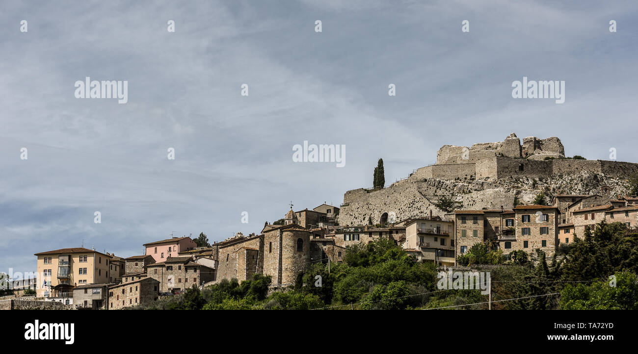 Panoramablick auf die Rocca Aldobrandesca und der mittelalterlichen borgo von Castiglione d'Orcia, Toskana, Italien Stockfoto