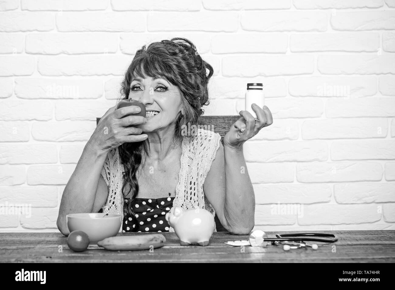 Ältere Frau wählen Sie "Apple" oder Pille Flasche Stockfoto