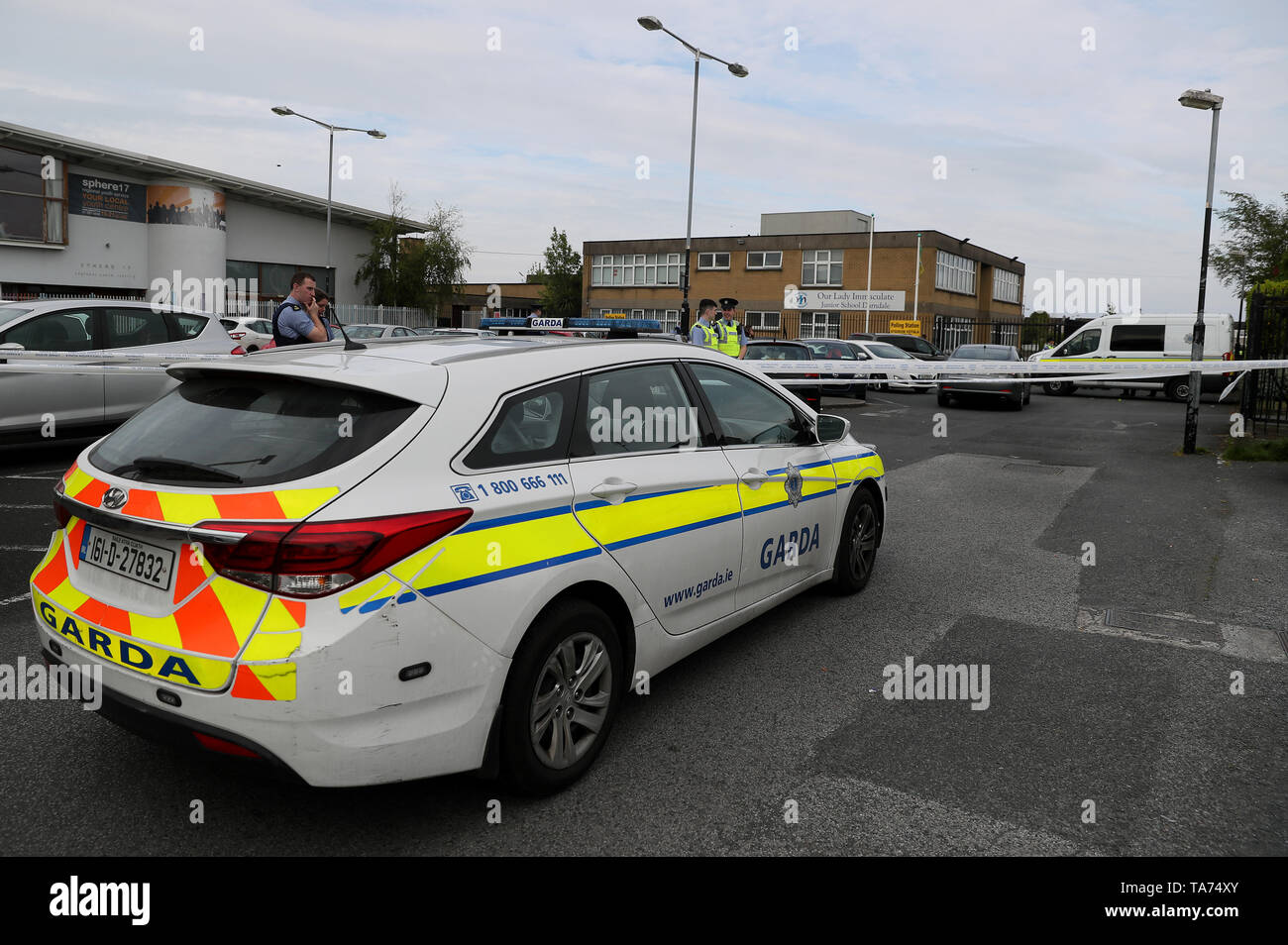 Mitglieder auf einem Garda an der Szene in der Ringelblume Straße Bereich der Darndale als zweiter Mann hat in Dublin in weniger als 24 Stunden geschossen worden. Stockfoto