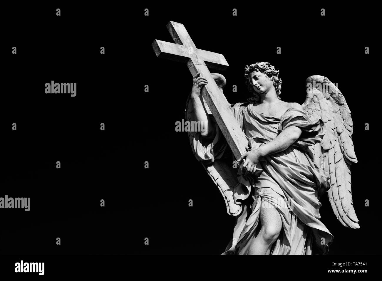 Engel Statue holding Heiliges Kreuz. Ein barockes Meisterwerk aus dem 17. Jahrhundert an der Spitze der Sant'Angelo Brücke im Zentrum von Rom (Schwarz und Weiß mit kopieren Stockfoto