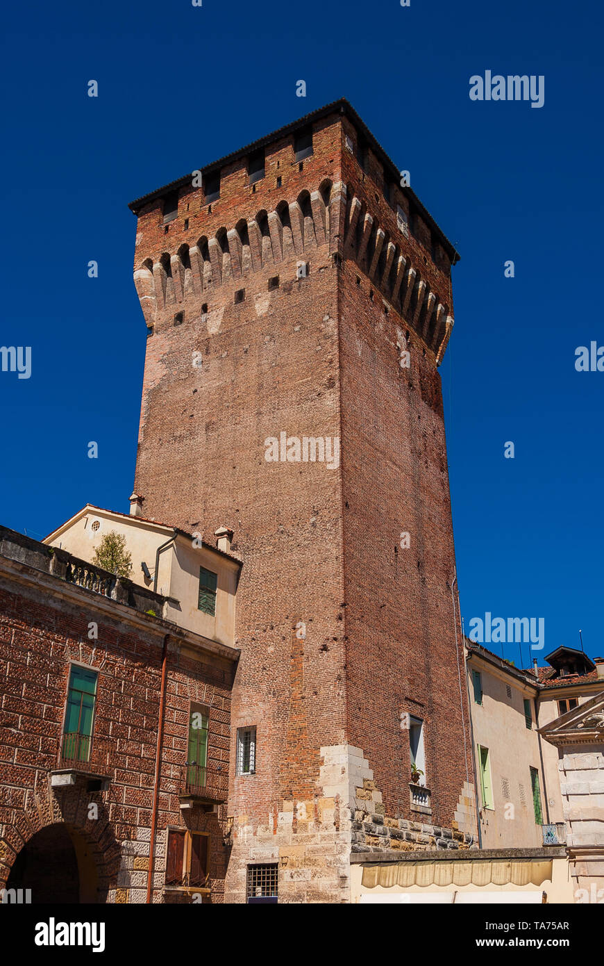 Porta Castello Tower. Eine beeindruckende mittelalterliche Turm über Vicenza Wände Main Gate, der letzte überlebende Teil einer alten Burg aus dem 14. Jahrhundert Stockfoto