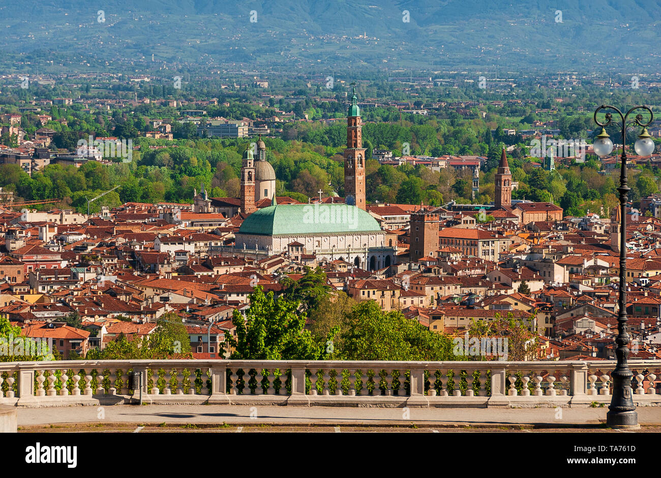 Anzeigen von Vicenza historische Zentrum mit dem berühmten Renaissance Basilika Palladiana, vom Mount Berico Panoramaterrasse Stockfoto