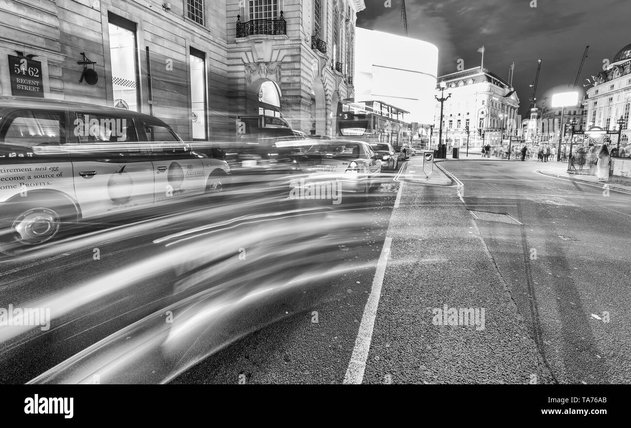 LONDON - 16. JUNI 2015: Verkehr in Piccadilly Circus. Piccadilly Zeichen haben eine große Attraktion Londons geworden. Stockfoto