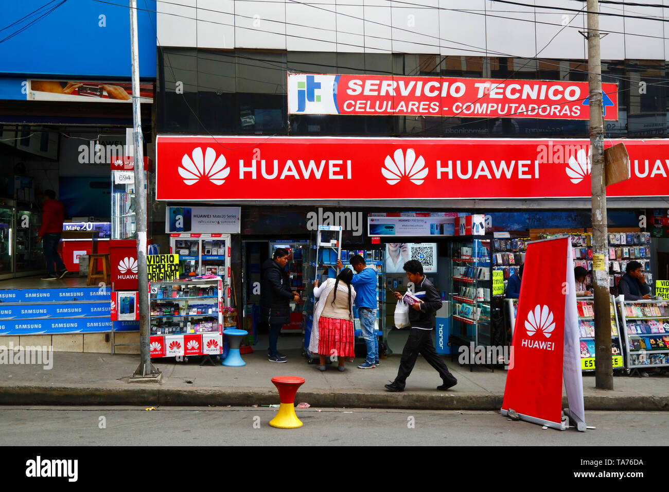 Aymara Frau eröffnet ein Huawei-Geschäft im Kontrabande-Wahlbereich, La Paz, Bolivien Stockfoto