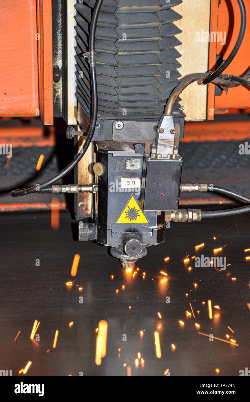 Laserschneiden Profil Maschine Schneiden von Blech Stahl. CNC-gesteuerte  Laser Werkzeug, mit Faltenbalg Abdeckung und Kabel. Industrielle lazer  Maschine Stockfotografie - Alamy