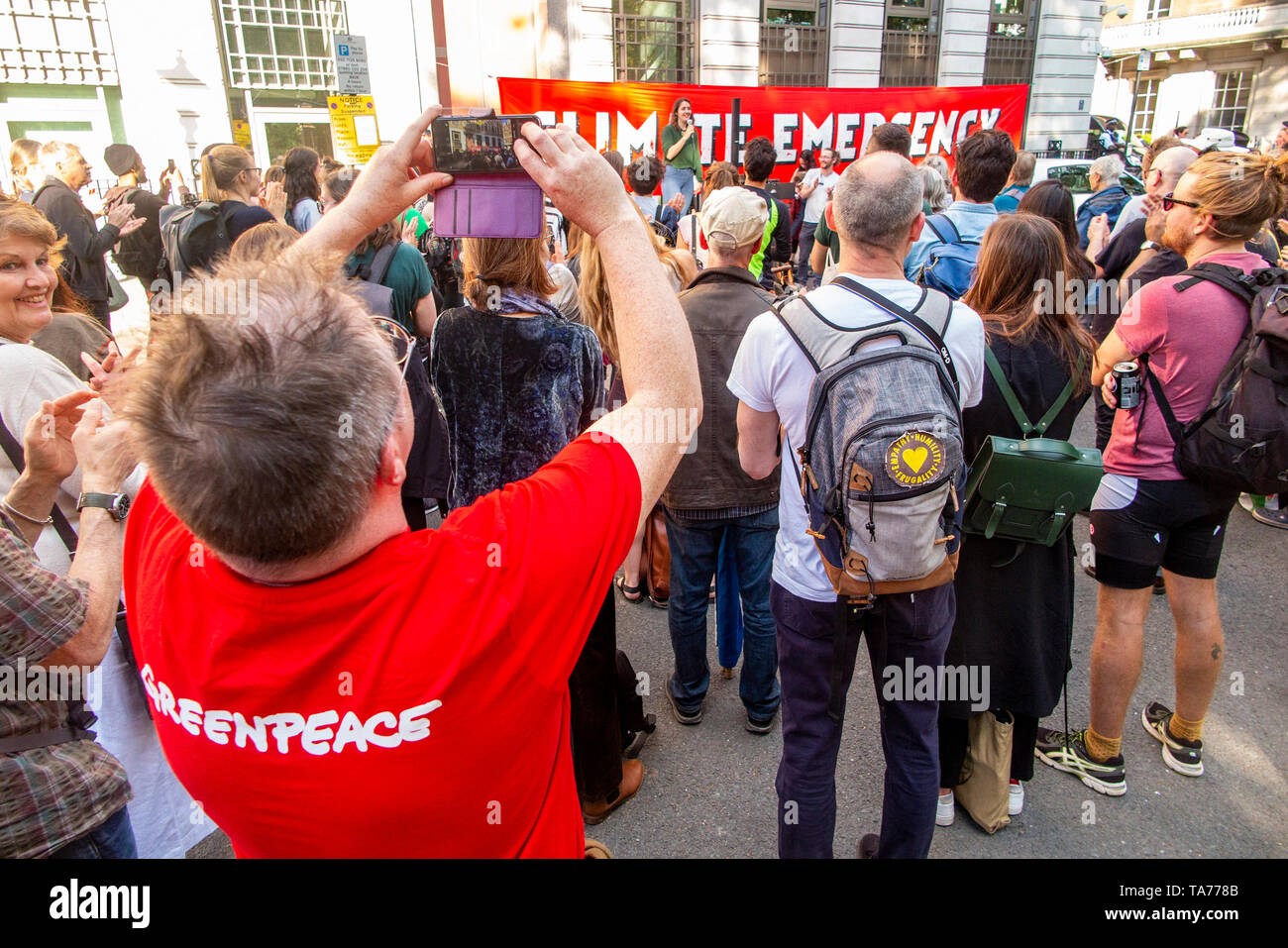 22. Mai 2019 Greenpeace zeigen außerhalb BP Hauptquartier in St James's Square in London - Protest beim Beitrag von BP an den Klimawandel Stockfoto