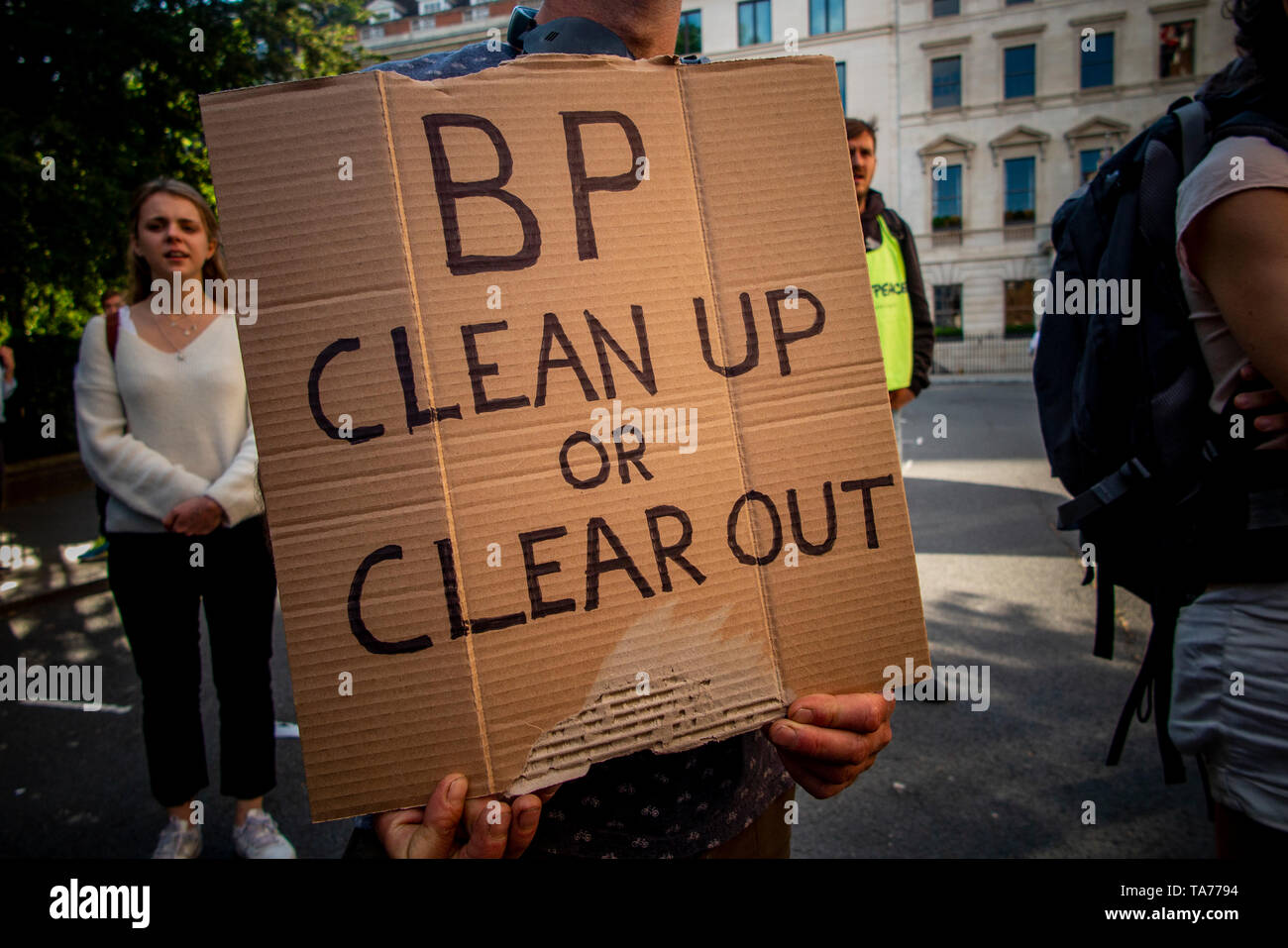 22. Mai 2019 Greenpeace zeigen außerhalb BP Hauptquartier in St James's Square in London - Protest beim Beitrag von BP an den Klimawandel Stockfoto