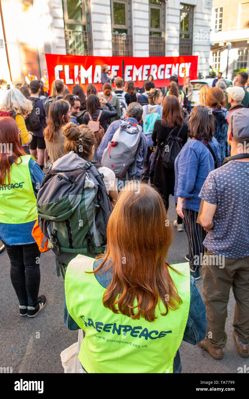 22. Mai 2019 Greenpeace zeigen außerhalb BP Hauptquartier in St James's Square in London - Protest beim Beitrag von BP an den Klimawandel Stockfoto