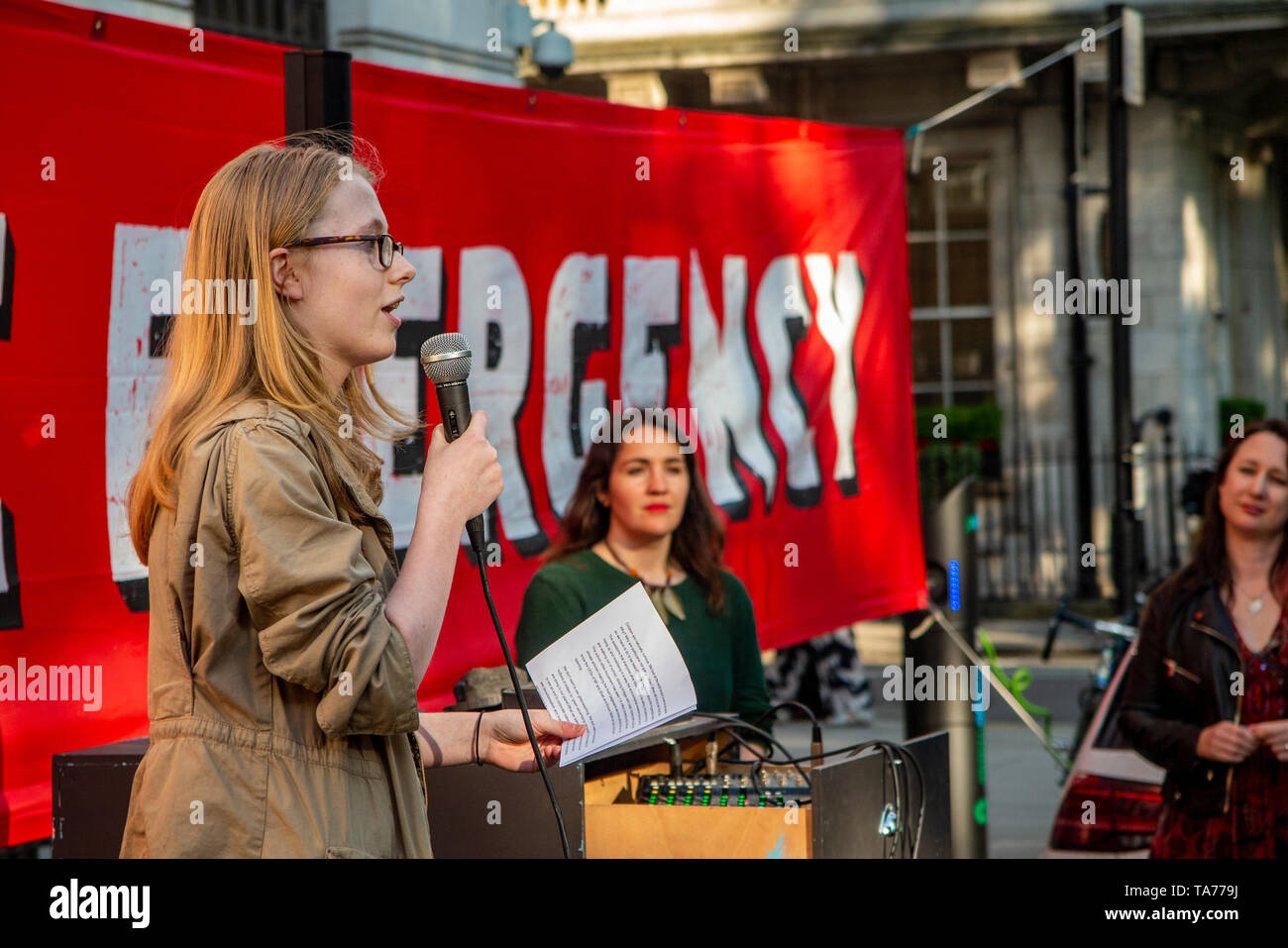 22. Mai 2019 Greenpeace zeigen außerhalb BP Hauptquartier in St James's Square in London - Protest beim Beitrag von BP an den Klimawandel Stockfoto