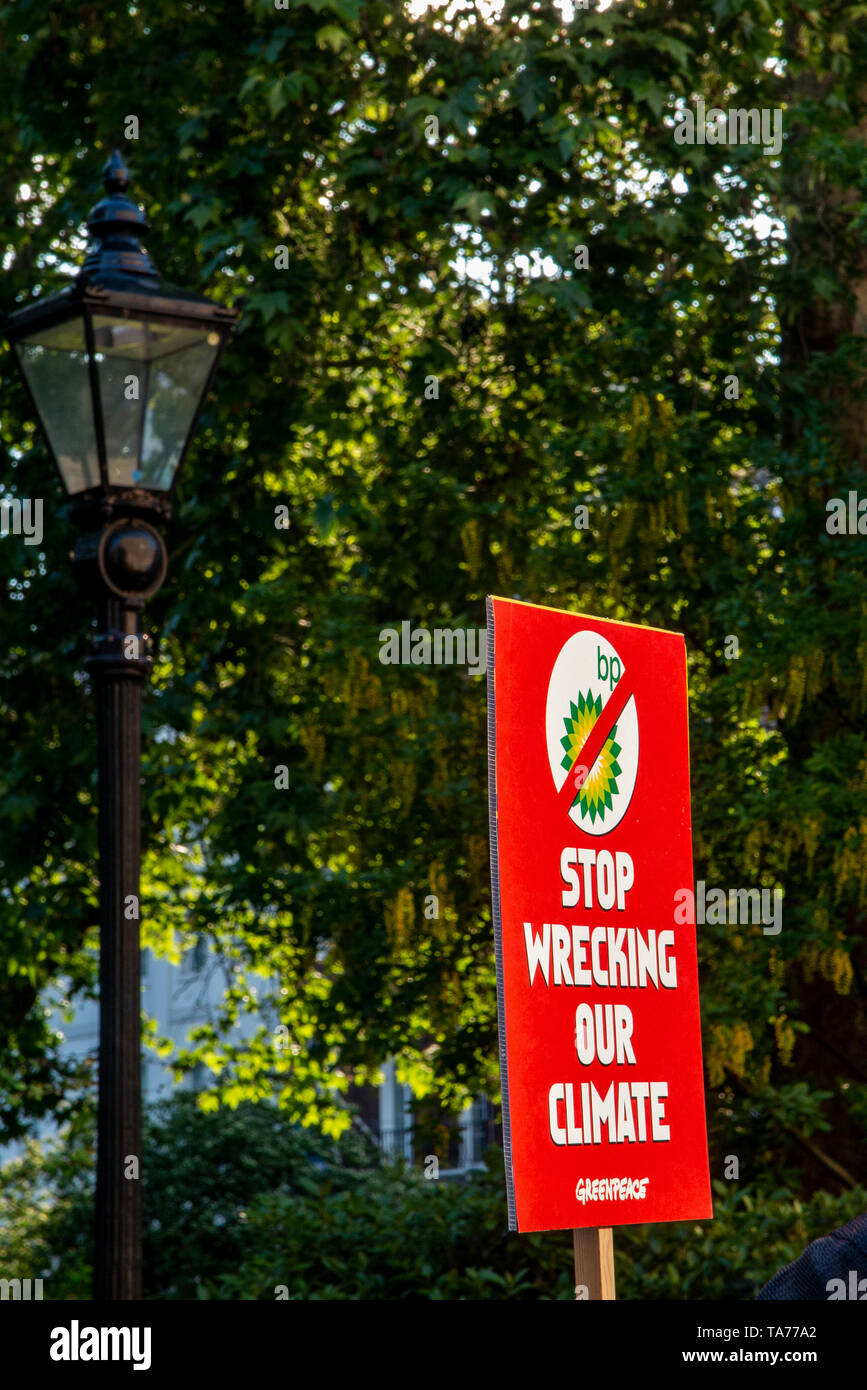 22. Mai 2019 Greenpeace zeigen außerhalb BP Hauptquartier in St James's Square in London - Protest beim Beitrag von BP an den Klimawandel Stockfoto