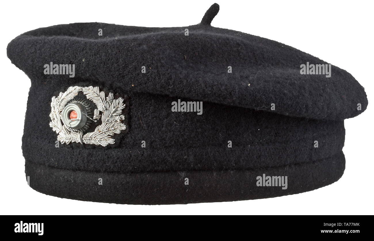 Ein schützender Panzer Baskenmütze, circa-Maker 1935 Lubstein, Berlin, "Erel Sonderklasse" Polsterung mit schwarzem Filz Decklack und sechs große Gummi Belüftung Nieten. Sechs - Abschnitt schwarzen Öl tuch Liner mit Label "Robert Lubstein Berlin Nr. 55 - ges. Gesch. Erel Sonderklasse" und leichte Leder Schweißband. Mit Schönheitsfehlern. Größe 56. Schwarz gestrickte Decken in der Form einer Baskenmütze. Angenähter, Silber - Gesticktes Eichenblatt Kranz auf einem schwarzen Sockel mit Metall Kokarde, nur vor der Einführung von gewebten Embleme 1935 und immer ohne die nationalen Adler. historischen, seine, Editorial-Use - Nur abgenutzt Stockfoto